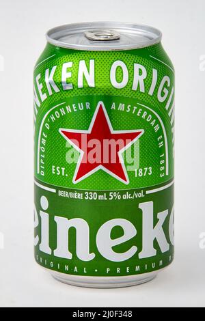 Calgary, Alberta, Kanada. 08. Juni 2020. Eine isolierte Heineken Bierkrug auf weißem Hintergrund. Stockfoto