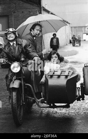Die Dreharbeiten zum Comedy-Film „The Odd Job“ beginnen in den Shepperton Studios. Der Film zeigt Graham Chapman, Diane Quick und David Jason (Motorradfahrer). 3.. Februar 1978. Stockfoto