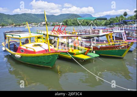 Kleine bunte Boote in Paraty, Brasilien Stockfoto