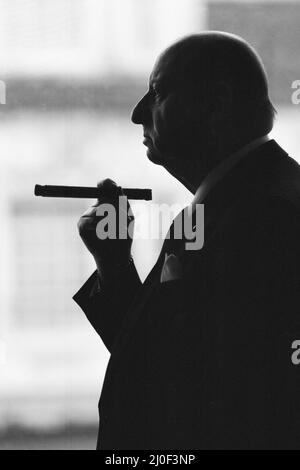 Media Mogul Lew Grade, Leiter des ATV-Fernsehens, raucht an einer seiner Markenzeichen Zigarren. 6.. März 1979. Stockfoto