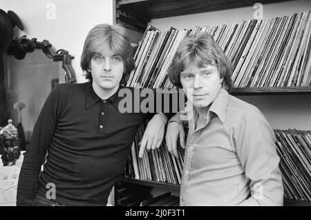 Nick Lowe dunkles Hemd) und Dave Edmunds (in hellerem Hemd), die 1979 zusammen abgebildet wurden. Nick und Dave gründeten Ende 1970s die Band Rockpile und hatten verschiedene Solo-Hits wie Dave Edmunds Nummer 1 Single I Hear You Knocking 1970 und Nick Lowes I Love The Sound of Breaking Glass 1978. Rockpile war eine britische Rock and Roll-Gruppe der späten 1970s und frühen 1980s, bekannt für seine starken Pub-Rock-, Rockabilly- und Power-Pop-Einflüsse und als fundamentaler Einfluss auf die neue Welle. Die Band bestand aus Dave Edmunds (Gesang, Gitarre), Nick Lowe (Gesang, Bassgitarre), Billy Bremner (Voc Stockfoto