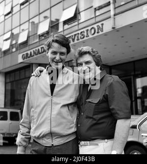 Tony Warren, der Schöpfer der Coronation Street und Drehbuchautor, im Bild mit Peter Adamson, der im Fernsehen von Granada Len Fairclough spielt. 4.. Juni 1980. Stockfoto