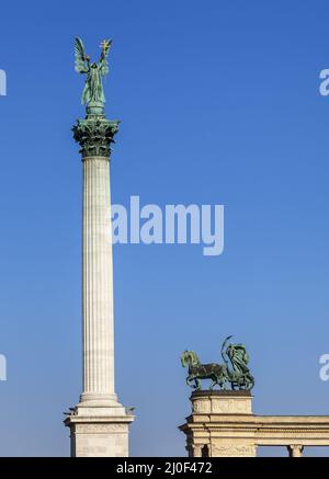 Statue des Erzengels Gabriel Auf eine Spalte auf dem Heldenplatz in Budapest Stockfoto