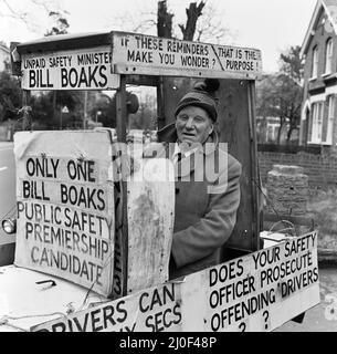Commander Bill Boaks, der von seinem Haus in der Nähe von Kingston in seiner eigenen speziellen Wahlkampfform unterwegs ist - ein umgebautes Fahrrad. Die Wahlzeit ist für Commander Bill Boaks, R.N., sehr geschäftig.seit über 30 Jahren versucht Bill, ins Parlament gewählt zu werden und hat bereits über £2000 Einlagen verloren, weil er nie ins Parlament kommt. 10.. April 1979. Stockfoto
