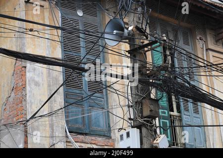 Chaotisch verstrickt Stromversorgung und, Telekommunikationsleitungen, Kabel. Stockfoto