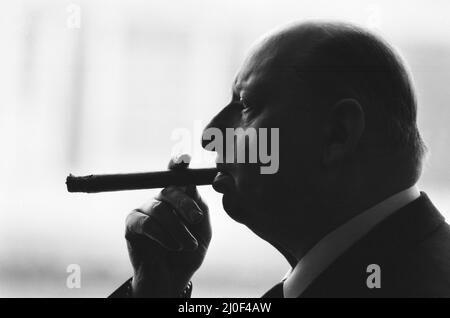 Media Mogul Lew Grade, Leiter des ATV-Fernsehens, raucht an einer seiner Markenzeichen Zigarren. 6.. März 1979. Stockfoto