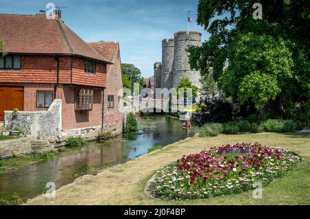 Touristentour auf dem Fluss Stour im historischen Zentrum von Canterbury in Kent Stockfoto