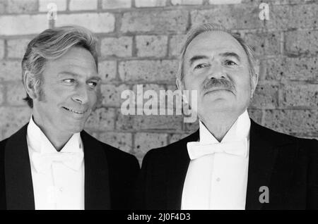 Die Stars von „Sherlock Holmes: Mord durch Dekret“ Christopher Plummer (Sherlock Holmes) und James Mason (Dr. Watson) in weißer Krawatte vor Ort in London. 20.. Juni 1978. Stockfoto