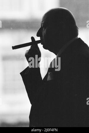 Media Mogul Lew Grade, Leiter des ATV-Fernsehens, raucht an einer seiner Markenzeichen Zigarren. 6.. März 1979. Stockfoto