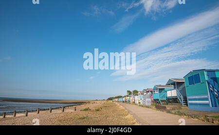 Farbenfrohe Strandhütten aus Holz mit Blick auf den Ozean an der Whitstable Coast, im Distrikt Kent, England. Stockfoto