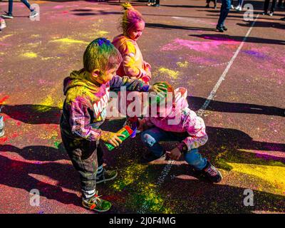 Den Haag, Niederlande. 18. März 2022. Kinder haben beim Holi-Festival in Den Haag das Spielen und Spaß mit farbigen Pulvern gesehen. Den Haag, mit der größten indischen Bevölkerung, traf sich im multikulturellen Transvaal Park, um das jährliche Holi Hangámá Festival zu feiern, auch bekannt als das Festival der Farben, was die Feier der Ankunft des Frühlings, einen neuen Anfang und den Triumph des Göttlichen und des Guten bedeutet. Das diesjährige Holi-Festival ist das Thema „Liberation“. Kredit: SOPA Images Limited/Alamy Live Nachrichten Stockfoto