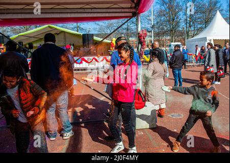 Den Haag, Niederlande. 18. März 2022. Kinder haben beim Holi-Festival in Den Haag das Spielen und Spaß mit farbigen Pulvern gesehen. Den Haag, mit der größten indischen Bevölkerung, traf sich im multikulturellen Transvaal Park, um das jährliche Holi Hangámá Festival zu feiern, auch bekannt als das Festival der Farben, was die Feier der Ankunft des Frühlings, einen neuen Anfang und den Triumph des Göttlichen und des Guten bedeutet. Das diesjährige Holi-Festival ist das Thema „Liberation“. Kredit: SOPA Images Limited/Alamy Live Nachrichten Stockfoto