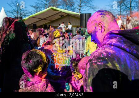 Den Haag, Niederlande. 18. März 2022. Eine indische Frau, die während des Holi-Festivals in Den Haag mit gelbem Pulver bedeckt gesehen wurde. Den Haag, mit der größten indischen Bevölkerung, traf sich im multikulturellen Transvaal Park, um das jährliche Holi Hangámá Festival zu feiern, auch bekannt als das Festival der Farben, was die Feier der Ankunft des Frühlings, einen neuen Anfang und den Triumph des Göttlichen und des Guten bedeutet. Das diesjährige Holi-Festival ist das Thema „Liberation“. Kredit: SOPA Images Limited/Alamy Live Nachrichten Stockfoto