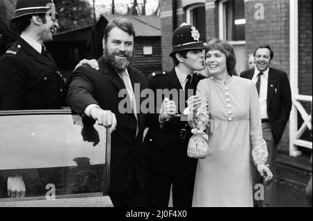 Der Schauspieler Brian Blessed heiratet Hildegard Hope Blessed (Hildegard Neil) im Woking Registry Office. Ihre Tochter Rosalind, 4 Jahre alt, war bei der Hochzeit. Nach der Zeremonie klatschten PC Bob Shatwell (links) und PC David Morehead Handschellen auf das glückliche Paar. 28.. Dezember 1978. Stockfoto