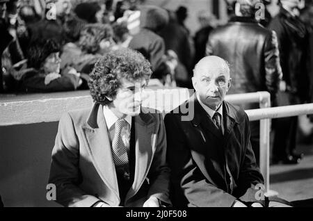 Das Finale des Football League Cup 1978 war das Finale des Eighenth League Cup und wurde zwischen Liverpool und Nottingham Forest ausgetragen. Das erste Spiel führte am 18. März 1978 zu einem Unentschieden von 0:0 im Wembley Stadium. Die Wiedergabe fand vier Tage später im Old Trafford statt und John Robertson erzielte einen Strafpunktestand, nachdem Phil Thompson auf John O'Hare ein Foul gemacht hatte, das laut Fernsehwiedergaben tatsächlich außerhalb des Strafbereichs lag.(Bild) Graeme Souness sitzt auf der Bank. 22.. März 1978 Stockfoto