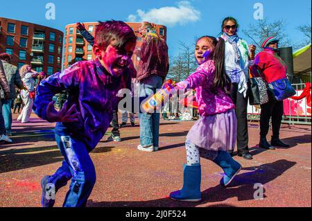 Den Haag, Niederlande. 18. März 2022. Kinder haben beim Holi-Festival in Den Haag das Spielen und Spaß mit farbigen Pulvern gesehen. Den Haag, mit der größten indischen Bevölkerung, traf sich im multikulturellen Transvaal Park, um das jährliche Holi Hangámá Festival zu feiern, auch bekannt als das Festival der Farben, was die Feier der Ankunft des Frühlings, einen neuen Anfang und den Triumph des Göttlichen und des Guten bedeutet. Das diesjährige Holi-Festival ist das Thema „Liberation“. (Foto: Ana Fernandez/SOPA Images/Sipa USA) Quelle: SIPA USA/Alamy Live News Stockfoto