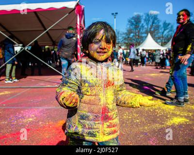 Den Haag, Niederlande. 18. März 2022. Ein Kind hat während des Holi-Festivals in Den Haag gesehen, wie es mit gelben Pulvern spielte und Spaß hatte. Den Haag, mit der größten indischen Bevölkerung, traf sich im multikulturellen Transvaal Park, um das jährliche Holi Hangámá Festival zu feiern, auch bekannt als das Festival der Farben, was die Feier der Ankunft des Frühlings, einen neuen Anfang und den Triumph des Göttlichen und des Guten bedeutet. Das diesjährige Holi-Festival ist das Thema „Liberation“. (Foto: Ana Fernandez/SOPA Images/Sipa USA) Quelle: SIPA USA/Alamy Live News Stockfoto