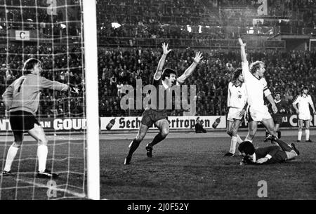 Halbfinale des Europacups im Rheinstadion, Düsseldorf. Borussia Mönchengladbach 2 / Liverpool 1. Emlyn Hughes feiert, dass der Mönchengladbacher Berti Vogts vergeblich gegen das 88.-Minuten-Tor von David Johnson protestiert. Das deutsche Team gewann das Spiel zwei, aber Liverpool gewann die zweite Etappe auf Anfield 3-0, um zum zweiten Mal in Folge zum Europameisterschaftsfinale zu kommen. 29.. März 1978. Stockfoto