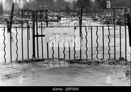 Cardiff Hochwasser 1979, unser Bild zeigt ... Bitte schließen Sie das Gate-Schild in der Nähe der Western Avenue Bridge, Cardiff, Donnerstag, 27.. Dezember 1979. Stockfoto