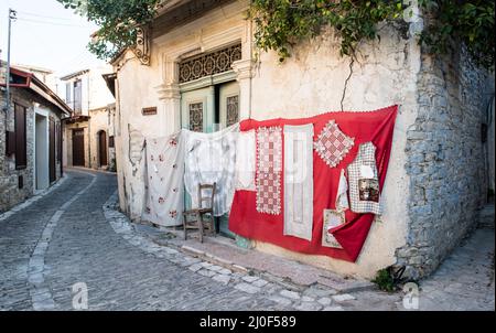 Handgemachte Spitze an der Wand, Lefkaritika im Dorf Lefkara in Zypern Stockfoto