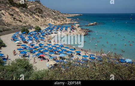 Touristen an der berühmten Bucht Strand von Konnos Protaras Zypern für Sommerferien. Stockfoto