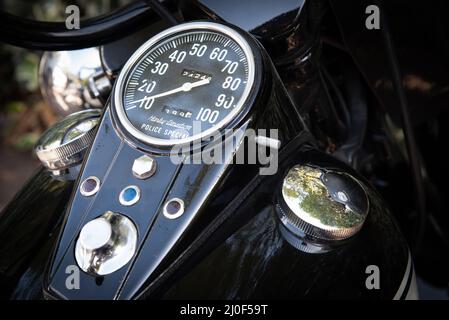 Geschwindigkeitsanzeige und Zündschalter des Harley Davidson Motorrads. Stockfoto