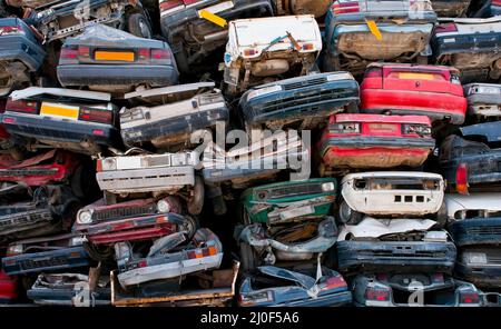 Stapel von Schrott Autos bereit für die Recycling-Industrie Stockfoto