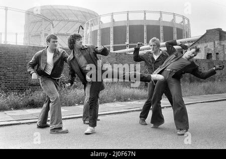 Martin Shaw und Lewis Collins ringen mit den bösen Jungs am Set der Fernsehserie Detective The Professionals. Juni 1979. Stockfoto