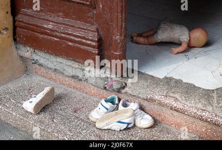 Teenager benutzten Schuhe vor dem Hintereingang eines Hauses. Stockfoto