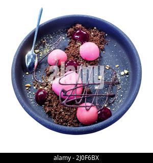 Dessert in Form eines Herzens und runde Kugeln in rosa Glasur mit Himbeermarmelade und Schokolade Figur in einem zerbröselten Keks auf einem Stockfoto