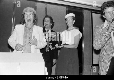 Prinzessin Michael von Kent und Elton John beim Music Therapy Charity Lunch im Intercontinental Hotel in der Park Lane. Elton verlost die Tombola und die Prinzessin überreichte die Preise. Juni 1979. Stockfoto