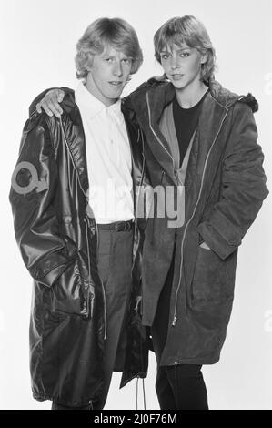 Leslie Ash und Phil Davis, die in dem Film Quadrophenia, geschrieben von The Who, die Geschichte von Mod und Rockers in den Jahren 1960s, hier in einem Quadrophenia-Modefeature von 1979 für The Daily Mirror zu sehen sind, die Hauptrolle haben. Phil Davis spielt Chalky und Leslie Ash spielt die Hauptfigur Steph im Film. In diesem Bild trägt Phil Davis ein Oberteil von Fred Perry mit kurzen Ärmeln £9,99, schwarzem Nylon-Parka, £12,99. Leslie Ash trägt einen Catsuit £9,95 und einen violetten Wildlederparka £125. Alle sind 1979 Preise. Bild aufgenommen am 16.. August 1979 Stockfoto