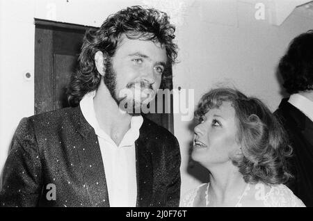 Bild zeigt David Essex (links) und Elaine Paige (rechts). Bei einer Party an Bord des Tattershall Castle, die am Victoria Embankment festgemacht wurde, um die Eröffnung von Evita zu feiern, die am 21.. Juni 1978 im Prince Edward Theatre, London, eröffnet wurde. David Essex spielt Che und Elaine Paige spielt Eva Peron Evita ist ein Musical mit Musik von Andrew Lloyd Webber und Texten von Tim Reis. Sie konzentriert sich auf das Leben der argentinischen politischen Führerin Eva per¿, der zweiten Frau des argentinischen Präsidenten Juan per¿. Die Geschichte folgt Evitas frühem Leben, dem Aufstieg zur Macht, der Wohltätigkeitsarbeit und dem letztendlichen Tod. Foto aufgenommen - 21. Stockfoto