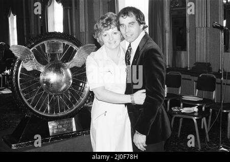 Ivan Mauger MBE, fünfmaliger Speedway-Weltmeister, wird am 11.. April 1978 mit der Sunday Mirror Winged Wheel Trophy ausgezeichnet. Stockfoto