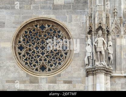 Runde gotisches Fenster an der Fassade der Kathedrale Der Stephansdom, Wien Stockfoto