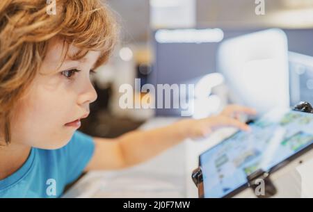 Kind im Computerladen. Digitale Geräte und Elektronik. Verkauf von Laptops. Stockfoto