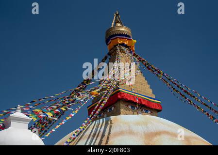 Boudha Stupa, in Kathmandu Nepal, mit religiösen bunten Fahnen winken. Stockfoto