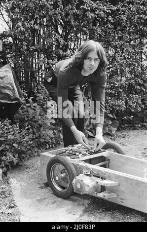 Lucas ¿2000 Electric Motor Contest. Das Bild zeigt die Auto-Nr.: 18. Bildershow Cedric Mark Lynch, 23 Jahre alt, aus Potters Bar, Hertfordshire mit seinem Elektroauto. Cedric ist ein ehemaliger Student des Mid-Hertfordshire College of Further Education mit seinem eigenen Entwurf eines Elektroautos. Bild aufgenommen am 31.. Juli 1979 Stockfoto