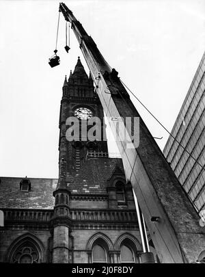 Das bröckelnde Mauerwerk des Rathauses von Middlesbrough kam unter die Augen der Experten... um 170ft Uhr in der Luft. Eine dringende Sicherheitskontrolle wurde angeordnet, nachdem beamte des rates beschädigte Mauerwerk auf dem Uhrturm bemerkt hatten. Zwei vom Abstürzen bedrohte Zierkreuze wurden heruntergebracht und eine detaillierte Inspektion um den Rest des Turms durchgeführt. Der Steinspezialist John Smiles aus Newcastle wurde für die Operation und den leitenden Wartungsbeauftragten des Middlesbrough Borough Council, Tom Knott, gerufen und nahm an der Nahuntersuchung Teil. Middlesbrough, North Yorkshire, 30.. Oktober 1978. Stockfoto