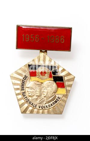 Nahaufnahme eines Ordens, Abzeichen oder einer Medaille aus der DDR-Zeit. Stockfoto