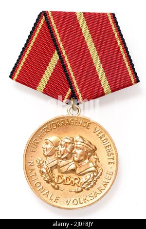 Nahaufnahme eines Ordens, Abzeichen oder einer Medaille aus der DDR-Zeit. Stockfoto