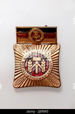 Nahaufnahme eines Ordens, Abzeichen oder einer Medaille aus der DDR-Zeit. Stockfoto