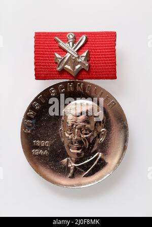 Nahaufnahme eines Ordens, Abzeichen oder einer Medaille aus der DDR-Zeit. Stockfoto