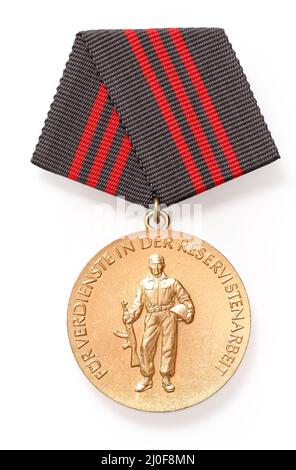 Nahaufnahme eines Ordens, Abzeichen oder einer Medaille aus der DDR-Zeit. Stockfoto