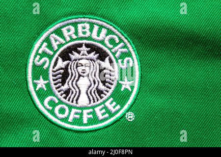 Calgary, Alberta, Kanada. August 2020. Nahaufnahme eines Starbucks Coffee-Logos auf einer grünen Schürze. Stockfoto
