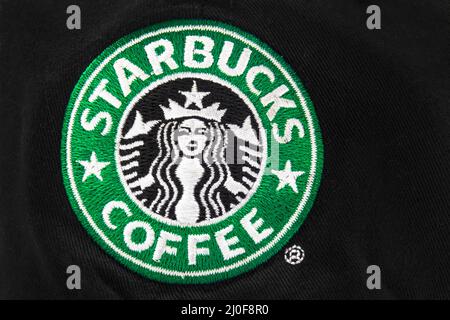 Calgary, Alberta, Kanada. August 2020. Nahaufnahme eines Starbucks Coffee-Logos auf einer schwarzen Mütze oder einem schwarzen Hut. Stockfoto
