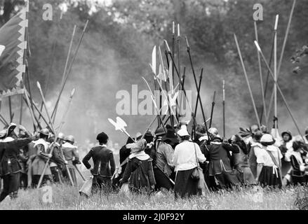 Englischer Bürgerkrieg, Nachstellung, durchgeführt von The Sealed Knot, einer pädagogischen Wohltätigkeitsorganisation, Reading, Juni 1980. Stockfoto