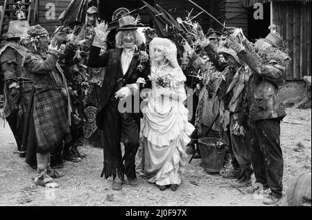 Die Fernsehfigur Worzel Gummidge, gespielt von Jon Pertwee, heiratet seine Tante Sally, gespielt von Una Stubbs, in einer Scheune in Braishfield, in der Nähe von Romsey, Hants. Zu den Gästen der Hochzeit gehörten Barbara Windsor, Bill Maynard mit mehreren Vogelscheuchen. 3.. Juli 1979. Stockfoto