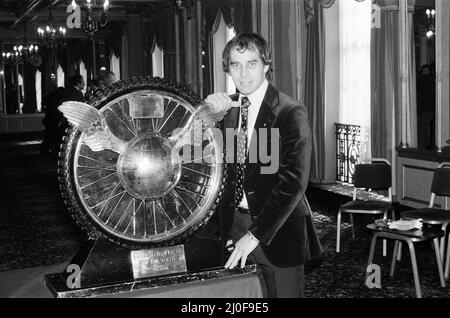 Ivan Mauger MBE, fünfmaliger Speedway-Weltmeister, wird am 11.. April 1978 mit der Sunday Mirror Winged Wheel Trophy ausgezeichnet. Stockfoto