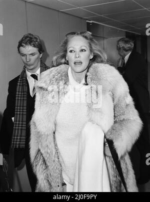 Ursula Andress, Schweizer Filmschauspielerin, im Bild bei der Ankunft am Flughafen London Heathrow am Dienstag, den 22.. Januar 1980. Kürzlich wurde bekannt gegeben, dass die Schauspielerin schwanger mit ihrem ersten Kind ist. Stockfoto